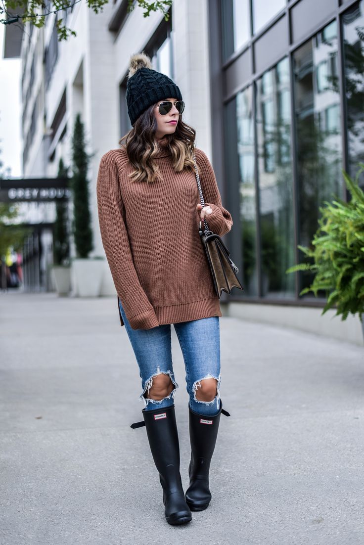 Ripped Jeans With Hunter Boots Rainboots Outfit Classy Fall Outfits