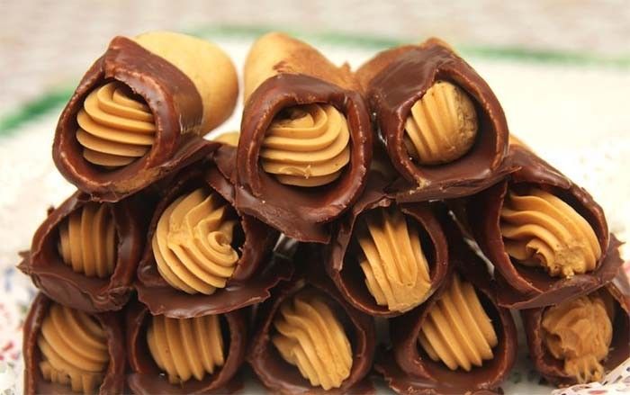 Vynikající křehké trubičky, plněné karamelovým krémem. "K sežrání." Mňam! Czech Desserts, Desserts Menu, Decadent Desserts, Chocolate Desserts, Delicious Desserts, Holiday Recipes Christmas, Christmas Sweets, Cooking And Baking, Baking Recipes