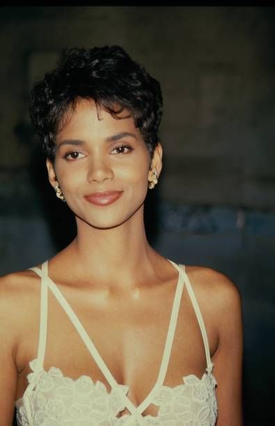 Halle Berry 1990 Pictures and Photos - Getty Images | Halle berry short