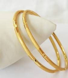 I found this beautiful design on Mirraw.com. Visit Mirraw to checkout more such amazing designs. Mirraw brings handpicked designs from designers across the India. Click here to ... Gold Bride Jewelry, Gold Jewelry Necklace, Jewelry Design Earrings, Gold Earrings Designs, Bridal Gold Jewellery, Bracelet Designs, Plain Gold Bangles, Gold Bangles For Women, Arm Candies