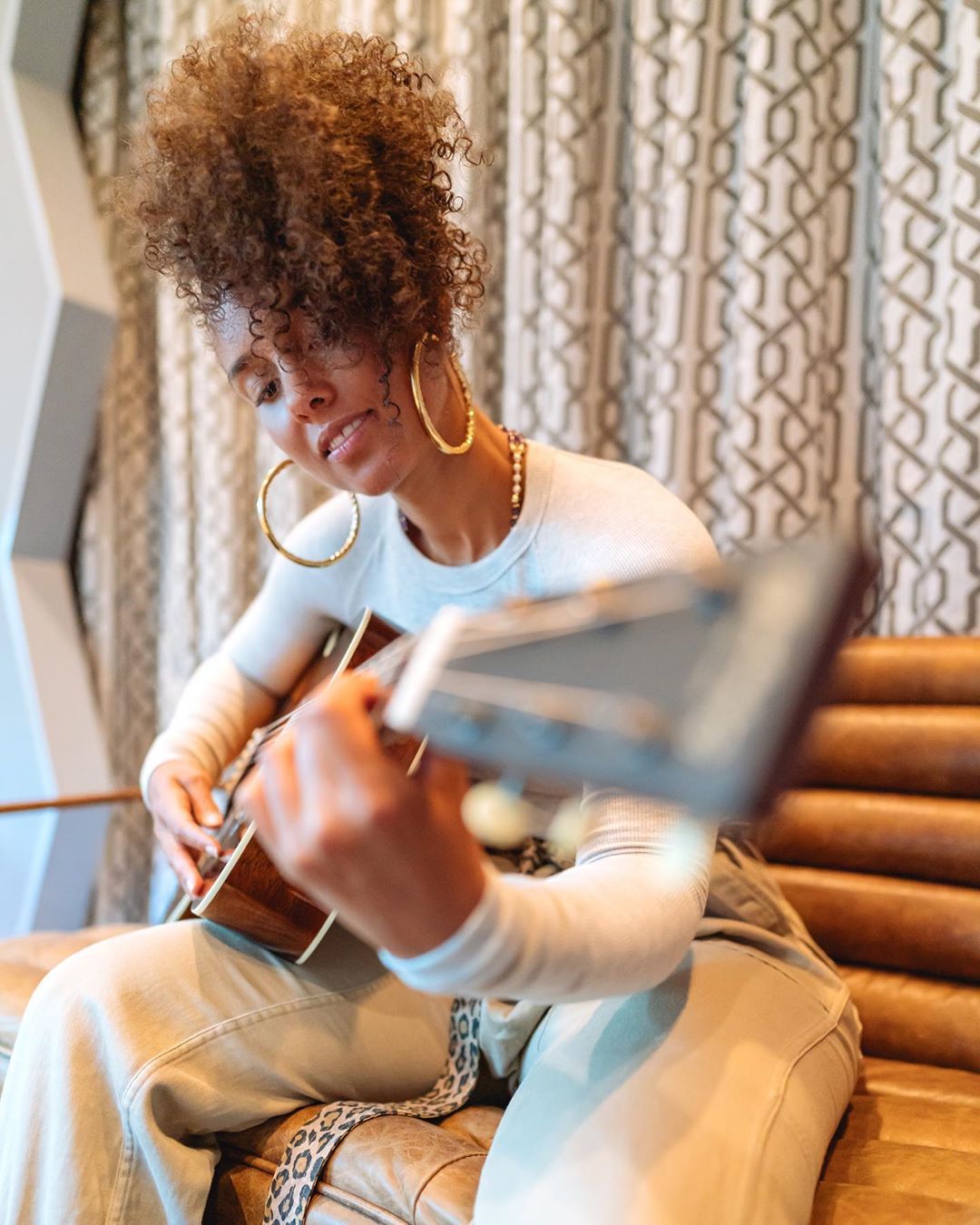 Alicia Keys on Instagram: Y all know I play a little guitar 🎸 Just Alicia Keys on Instagram: Y all know I play a little guitar 🎸 Just