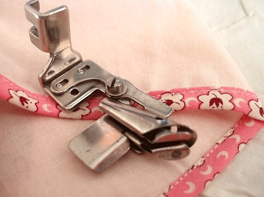 @ ANTIQUE SINGER TREADLE SEWING MACHINE BINDER ATTACHMENT @ ANTIQUE SINGER TREADLE SEWING MACHINE BINDER ATTACHMENT