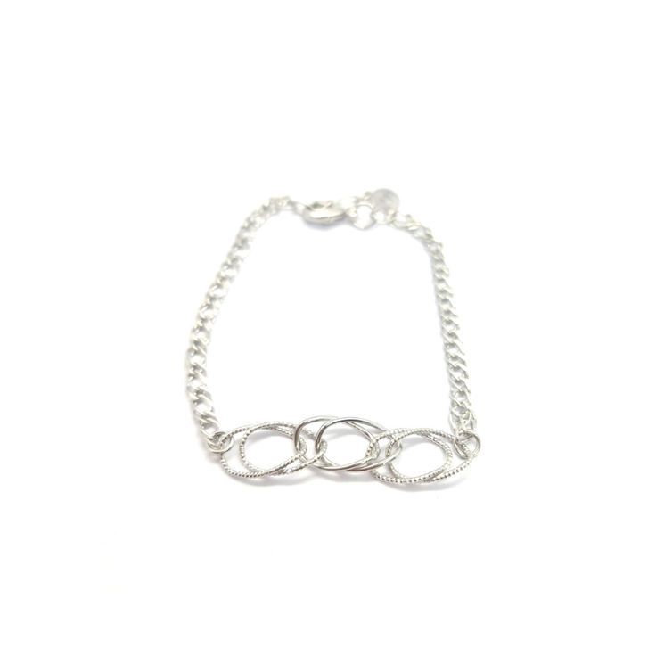Pulseira banhado a ródio. As cores podem sofrer leve variação de acordo com cada monitor/celular. - Os banhos em ouro 18k ou ródio são os melhores do Brasil. - O acabamento é feito à mão. - Peças exclusivas que não são produzidas em grandes quantidades. - Sustentabilidade ambiental desde a escolha da matéria-prima até os fornecedores certificados. - Garantia de seis meses Silver Bracelet, Bracelets, Monitor, Jewelry, Made By Hands, Bathing, To Suffer, Top Coat, Brazil