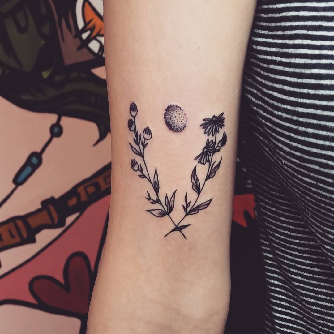 69 tykkäystä, 0 kommenttia - STEAMSHADE (@steamshade_tattoo) Instagramissa: ”🌸🌻🌿 #tattoodesign #tattooproject #tattoo #tattoogirl #ink #flowers #flowerstattoo #moon…” Flower Tattoos, Leaf Tattoos, Print Tattoos, Girl Tattoos, Paw Print Tattoo, Moomin Tattoo, Tattoo Project, Tattoo On, Maple Leaf Tattoo