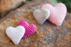 So einfach kannst du ein kleines Herz häkeln, als Deko, Anhänger, Geschenk oder Blumenspieß. In der Anleitung zeige ich dir Schritt für Schritt, wie ein ge #knittingpatternstoys