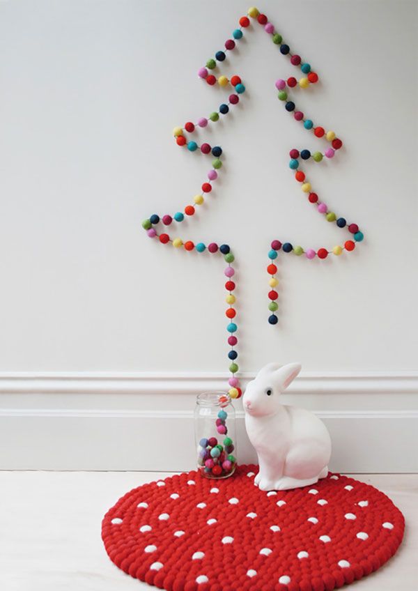 Albero di Natale da parete con i Pom Pom Unusual Christmas Trees, Wall Christmas Tree, Creative Christmas Trees, Alternative Christmas Tree, Noel Christmas, Christmas Garland, Christmas Crafts, Christmas Decorations, Modern Christmas