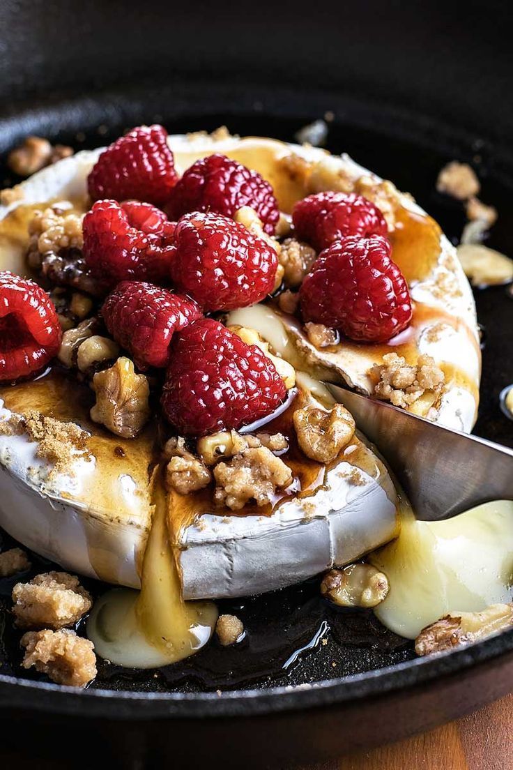 Raspberry and Walnut Baked Brie - #Baked #Brie #brown #Raspberry #Walnut - Raspb...