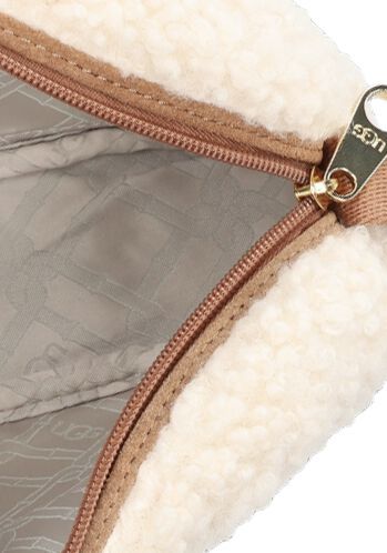 Deze super leuke schoudertas komt uit de tassencollectie van het merk UGG! Dit item is uitgevoerd in beige teddy stof met aan de voorzijde een suède merkembleem. De binnenkant is gemaakt van beige polyester en heeft merkopdrukken. De tas sluit door middel van een ritssluiting en in het ruime vak zit één steekvak. Aan de tas zit een schouderband van textiel en deze is verstelbaar. Afmetingen zijn: 22 x 5 x 16 cm (lengte x breedte x hoogte) Michael Kors Monogram, Uggs, Dame, Zip Around Wallet, Suede, Beige, Products, Fashion, Moda
