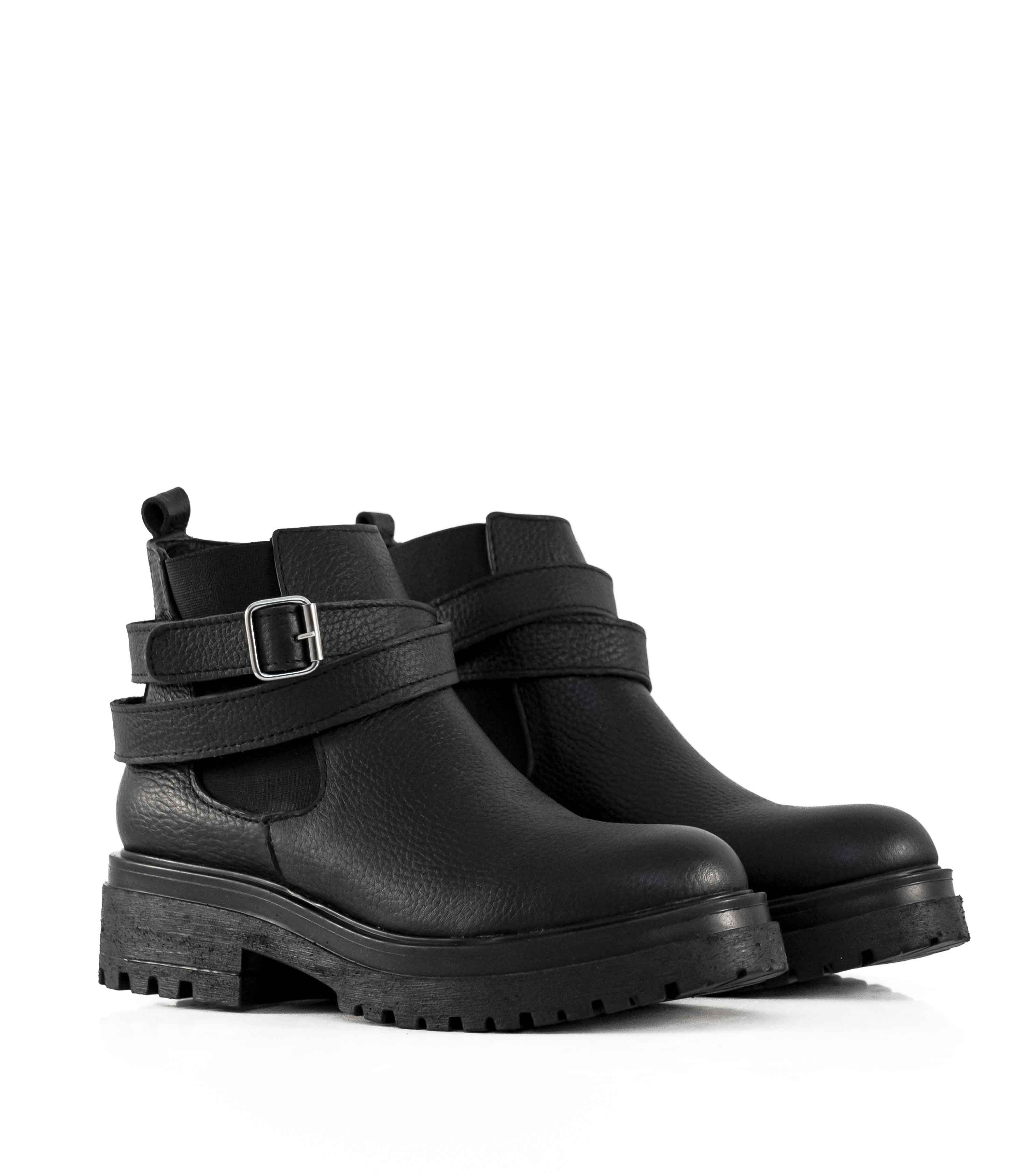 Este modelo de botas destaca la elegancia y combina lo casual de manera indirecta. Las botas cortas son de cuero, forradas en poliéster y la planta es de goma. La altura del taco es de 3.5 cms y el acceso es mediante elástico en la caña. El diseño simple con cintas de cuero negro permite darle un toque sutil al calzado. Ideales para las clásicas que no se atreven a cambiar de estilo! Taco, Biker, Boots, Products, Fashion, Templates, Short Boots, Simple Designs, Black Leather