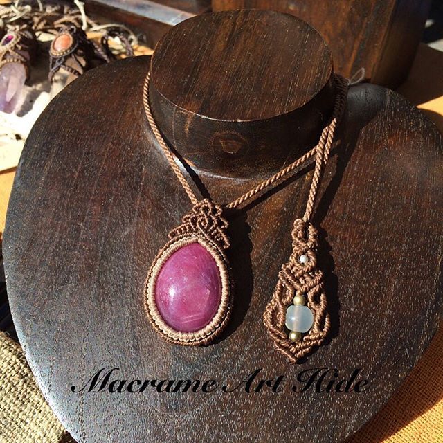 Macrame Art Hide On Instagram ずっと途中で放置してたセラフィナイトをやっと仕上げました ヘッド部分にガーネット 首紐エンドにはムーンストーンを 名前通りに天使の羽のような模様をしたセラフィナイト 好きな石の一つです Macrame Pendant Macrame Art Hide On Instagram ずっと途中で放置してたセラフィナイトをやっと仕上げました ヘッド部分にガーネット 首紐エンドにはムーンストーンを 名前通りに天使の羽のような模様をしたセラフィナイト 好きな石の一つです Macrame Pendant