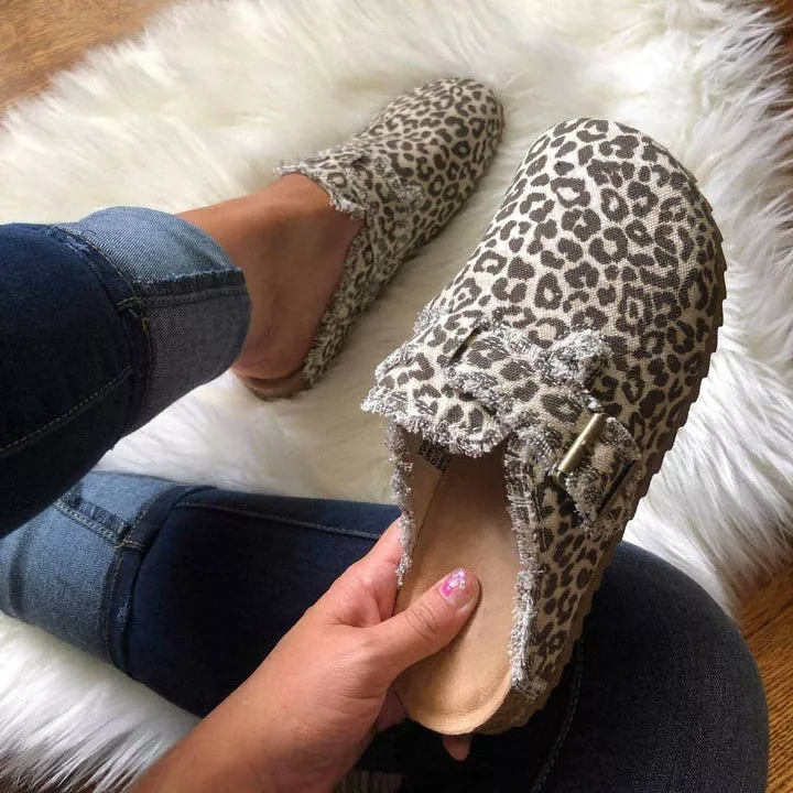 Bring comfort and style to your wardrobe with The Women's Canvas Round Toe Casual Slippers! This shoe combines the comfort of home slippers with the stylish style of casual shoes. The support and comfort of these shoes are perfect and various printed canvas fabrics are gorgeous and durable and perfect for fall transition! Details Upper Material: Canvas Heel Height: 1-3cm Shoe Width: Medium Sole Hardness: Soft Season: All seasons Occasion: Casual, Daily Motif Leopard, Leopard Print, Cheetah Purse, Leopard Loafers, Zapatillas Slip On, Vintage Clogs, Closed Toe Heels, Canvas Loafers, Girls Shoes