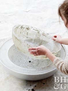 Concrete Molds Diy, Diy Concrete Planters, Concrete Diy Projects, Concrete Bowl, Cement Crafts, Concrete Garden, Concrete Design, Outdoor Projects, Garden Projects
