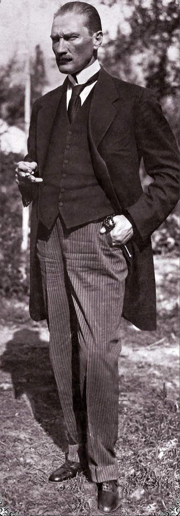 1-Fransa'da çekilen fotoğrafı. Henüz 29 yaşında. Eldiveni, şapkası ve el...