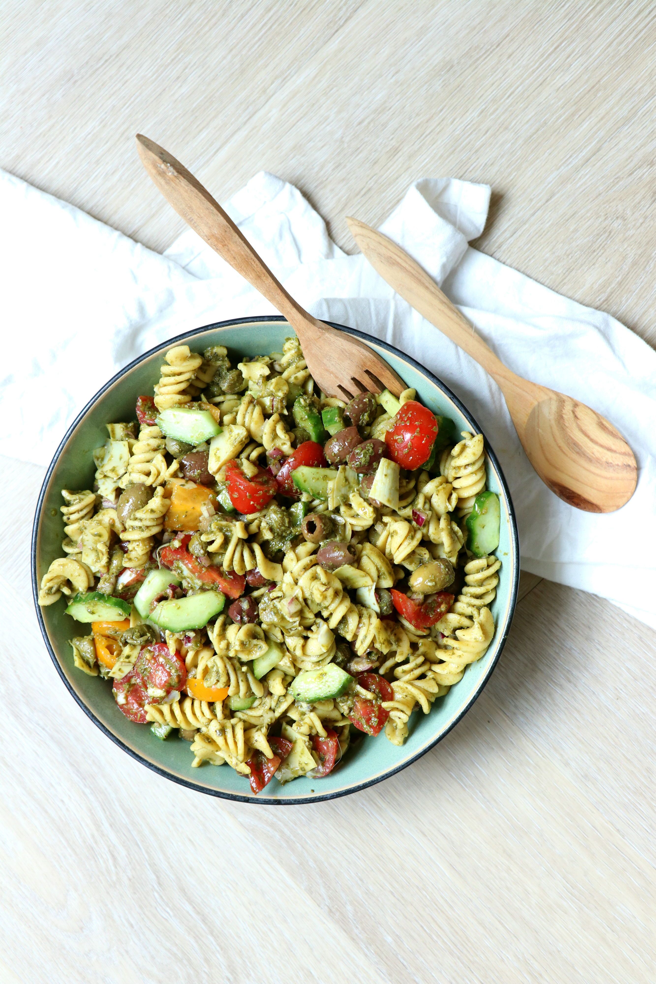 Pasta salade met een Italiaans tintje door onder andere de pesto, olijven en de hoeveelheid tomaatjes. Heerlijk voor de warmere dagen en makkelijk vooraf te maken doordat deze koud gegeten wordt. Veggie Recipes, Dinner Recipes, Healthy Recipes, Vegan Pesto Pasta, Courgette Pasta, Bbq Side Dishes, Bbq Meat, Happy Foods, Vegan Foods