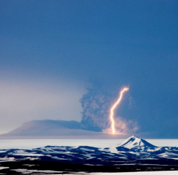 Lightning in Grimsvötn volcano | wordlessTech | Volcano iceland, Volcano lightning, Volcano