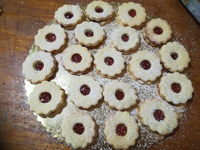 Dédike most elárulja a titkát, mitől lesz puha-omlós a linzer! - Bidista.com - A TippLista! Cake Recipes, Dessert Recipes, Honey Glazed Chicken, Hungarian Recipes, Pralines, Cake Cookies, Recepies, Party Food, Nutella