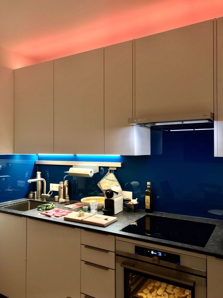 LED-Beleuchtung in der Küche mit wechselnder Farbe Küchenrückwand - küchen spritzschutz glas LED-Beleuchtung in der Küche mit wechselnder Farbe Küchenrückwand - küchen spritzschutz glas