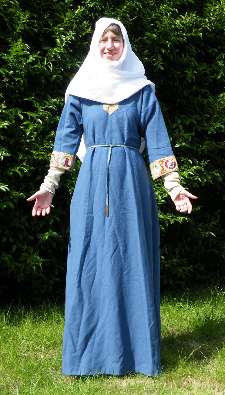 A Reconstructed Saxon Woman's Outfit | Clothes for women, Anglo saxon ...