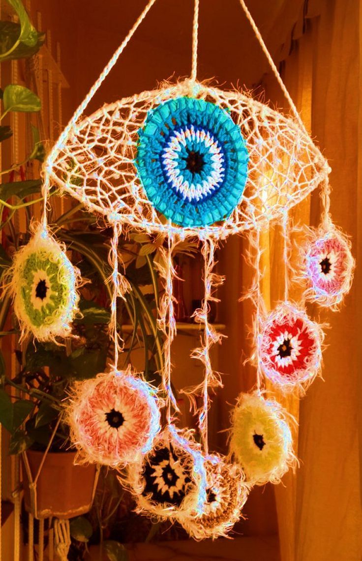 Atrapasueños artesanal, tejido a mano OJO TURCO, con 7 ojos turcos colgantes uno de cada color. Significado de los colores: AZUL Protección y buena energía VERDE Éxito y Felicidad NEGRO Poder y fuerza interior ROJO Pasión y deseo AMARILLO Energía y prosperidad LILA Sabiduría y Creatividad ROSA Amor puro NARANJA Entusiasmo, ánimo, creatividad Tamaño: Gigante Crochet Earrings, Jewelry, Witch, Soul, Meaning Of Colors, Hand Embroidery Art, Hand Knitting, Eyes, Lilac