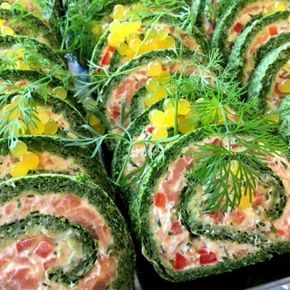 Super nem og lækker opskrift på spinatroulade med laks. Smuk at se på og helt perfekt som forret med brød til eller til frokost med salat ved siden af... Raw Food Recipes, Fish Recipes, Cooking Recipes, Healthy Recipes, Tapas, I Love Food, Good Food, Yummy Food, Hygge Food