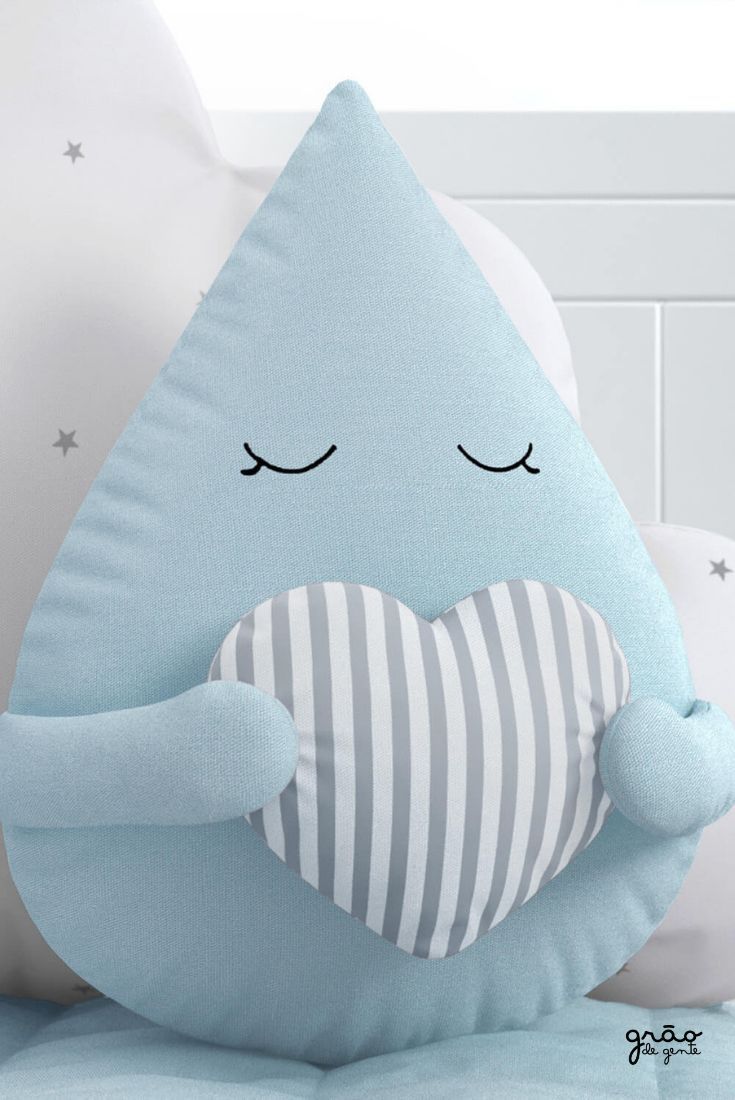 Almofada Gotinha com Coração Azul 30cm #almofada #gotinha Cojines infantiles | Almofadas divertidas, Decoração de