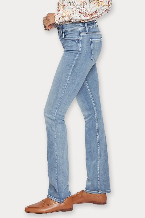 De NYDJ Marilyn past overal goed bij, dankzij een flatterende taille en een veelzijdige pasvorm met rechte pijpen. De Sure Stretch®-denimtechnologie geeft deze jeans ongeëvenaarde stretch en houdt ze in perfecte staat. Afgewerkt met klassieke five-pocket Nydj, Marilyn, Bell Bottoms, Bell Bottom Jeans, Levi Jeans, Straight, Pants, Products, Fashion