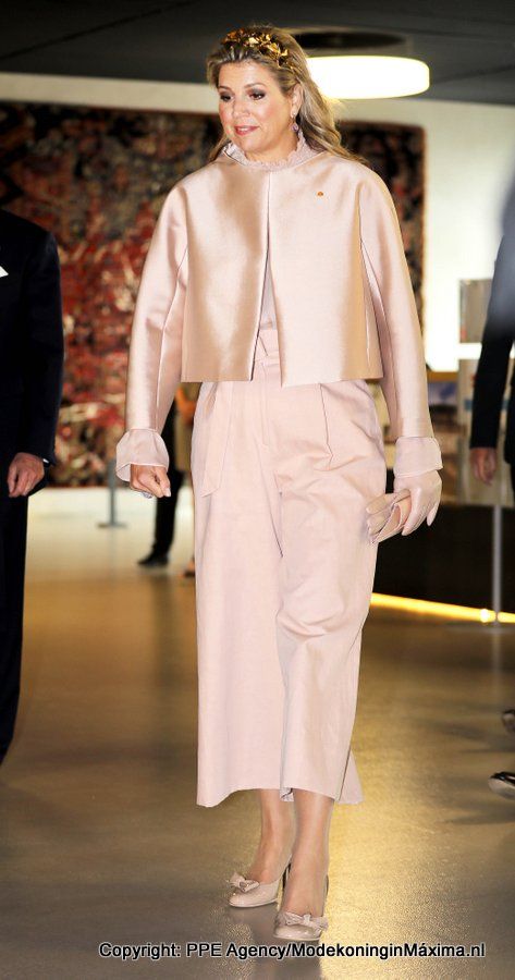 Streekbezoek aan Zuidwest-Drenthe | ModekoninginMaxima.nl Kate Hudson Style, Work Fashion, Fashion Outfits, Royal Clothes, Celebrity Style Guide, Royal Beauty, Dutch Royalty, Queen Máxima Of The Netherlands, Special Clothes