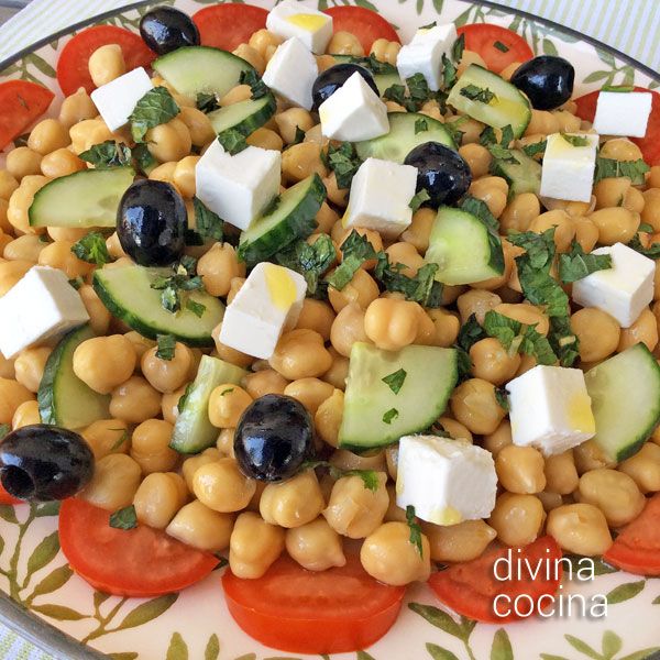 Esta receta de ensalada de garbanzos estilo griego es fresca y mediterránea. Se sirve bien fría, y puedes acompañar con una salsa de yogur para refrescar. Healthy Lunch, Healthy Dinner Recipes, Mexican Food Recipes, Appetizer Recipes, Salad Recipes, Vegetarian Recipes, Healthy Eating, Cooking Recipes, Food Porn