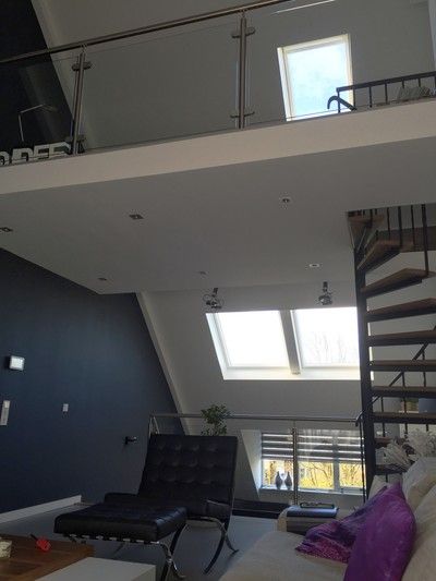 Binnenkijken bij britt86 - Onze splitlevel woonkamer met zicht op lager gelegen keuken gescheiden door een glazen balustrade waar voorheen een meter hoge muur stond. Idem voor de balustrade boven op de vide. Nu zo veel meer licht! Loft Bed, Conference Room, Table, Furniture, Home Decor, Decoration Home, Room Decor, Tables, Home Furnishings