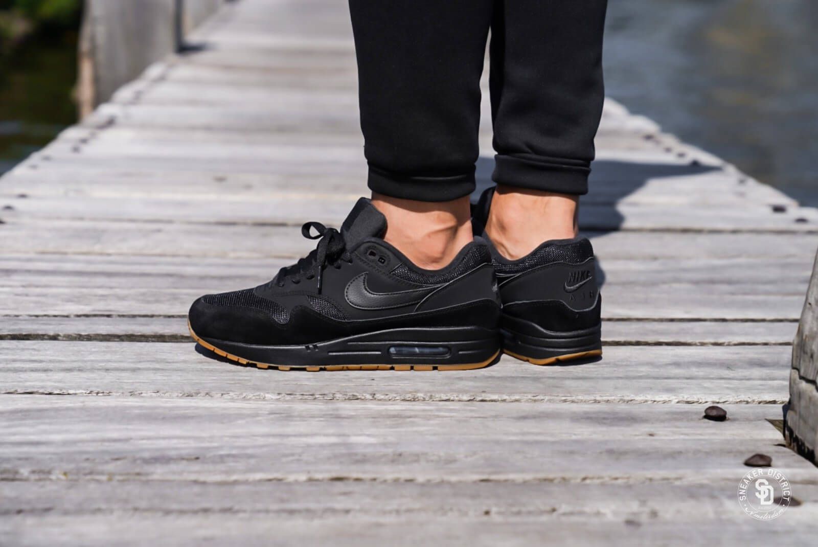 air max 1 black and gum