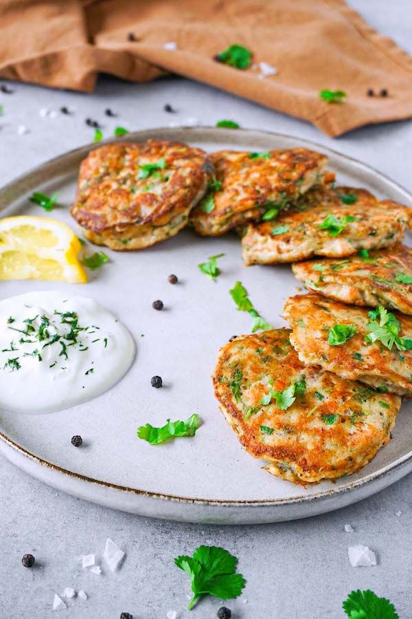 These gluten-free keto salmon cakes are juicy and with tons of flavour