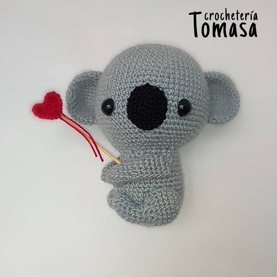 Koala Sam #sanvalentin #crocheteriatomasa #regalosoriginales #detalles #amor #hechoamano #love #regalospersonalizados #moda #cumplea #regalo #colombia #handmade #accesorios #venezuela #decoracion #fiestas #sanvalentin #gift #familia #bhfyp #amigurumis #amigurumimedellin Koala, Crochet Hats, Love, Amor, Venezuela, Colombia, Amigurumi, Personalized Gifts, Original Gifts