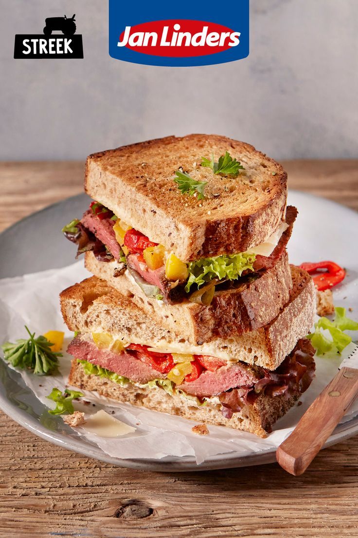 Paprika's direct in de kolen? Ja zeker! Ralph de Kok gebruikt ze voor deze heerlijke 'Steak Sandwich'. Uiteraard met vers brood van de beste bakkerij van Nederland en ingrediënten, zoals rundersteak, uit eigen streek. Maken die hap! Ralph is professioneel BBQ'er, bekend van tv en speciaal voor Jan Linders heeft hij een aantal fantastische BBQ-recepten met onze lekkerste streekproducten. Steak Sandwich, Wrap Sandwiches, Snacks, Wraps, Food, Red Peppers, Appetizers, Essen, Meals