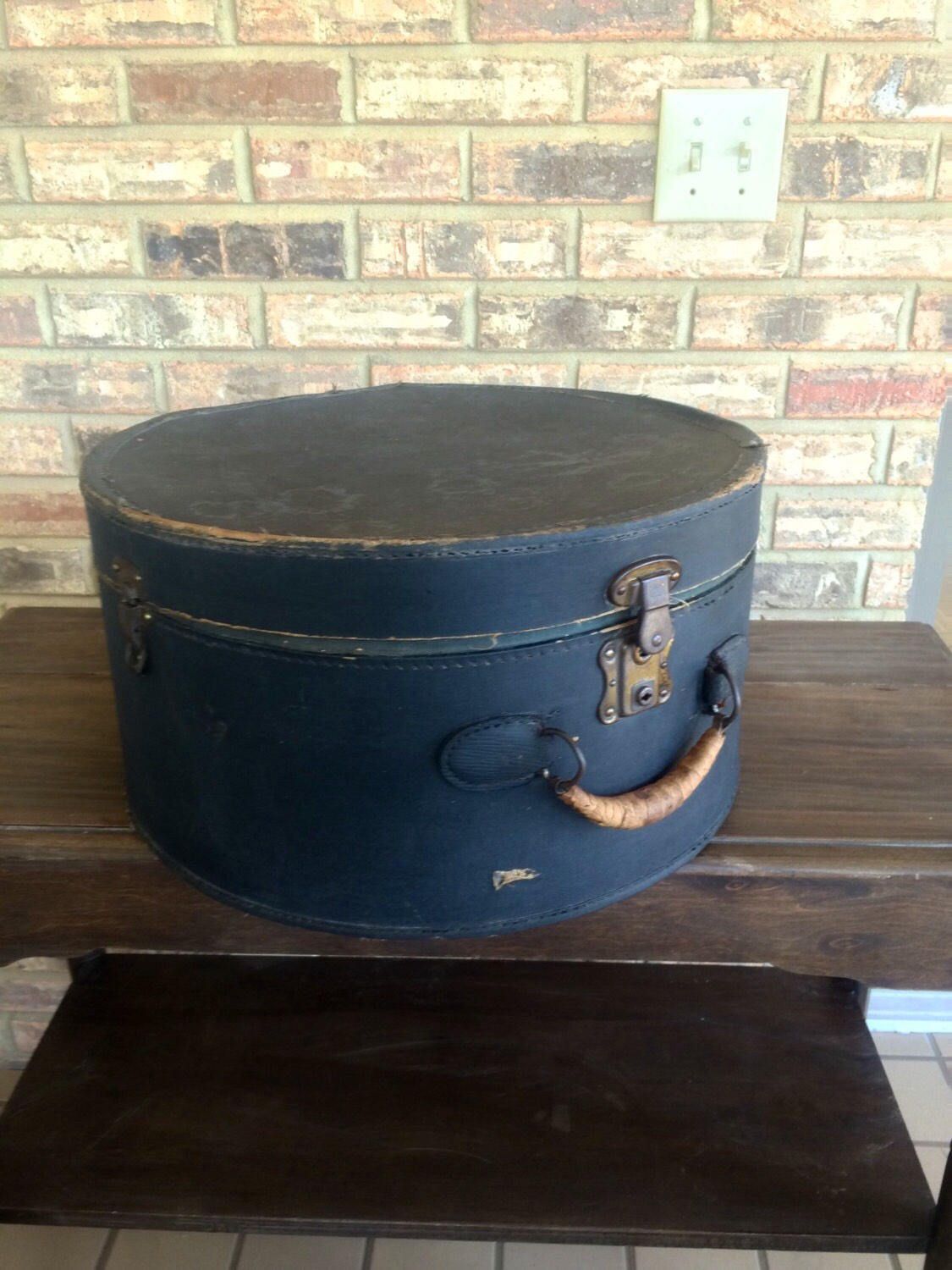 Pair Of Antique English Leather Travel Hat Boxes At 1stdibs Vintage Hat Boxes Antique Hats Hat Boxes