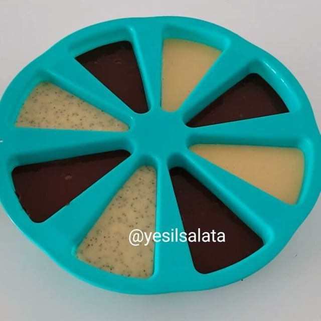 Mutlu Akşamlar Dostlar 💞💞 Harika bir tarifle geldim 💃💃💃 Çift tıklamak adettendir diyorum ve tarifi yazıp geliyorum 👌👌 Mis gibi limon kokan harika bir kek tarifi... ÇİKOLATALI KEK DİLİMLERİ 3 adet yumurta 1,5 su bardağı şeker (200 ml bardak) 2 yemek kaşığı yoğurt 1 su bardağı süt 1 su bardağı sıvıyağı 1 yemek kaşığı kakao 1 yemek kaşığı mavi haşhaş 1 limonun kabuğunun rendesi 1 paket vanilya 1 paket kabartma tozu 2 su bardağı +2 dolu yemek kaşığı un YAPILIŞI: Yumurta ile şekeri birl... Peace Symbol, Symbols, Instagram Posts, Glyphs, Icons