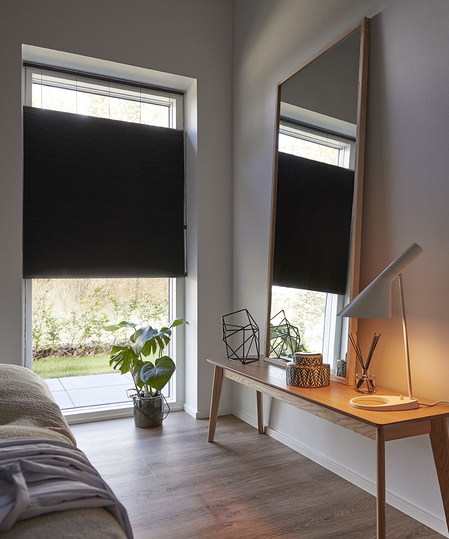 Der findes utroligt mange forskellige mørklægningsgardiner. Umiddelbart vil mange hælde til et klassisk rullegardin, og det er stadig en utrolig god løsning. Men der findes også alternativer... Roman Shades, Curtains, Inspiration, Home Decor, Biblical Inspiration, Blinds, Decoration Home, Room Decor, Draping