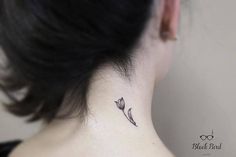 Small tulip tattoo on the neck. Girly Tattoos, Little Tattoos, Pretty Tattoos, Mini Tattoos, Cute Tattoos, Flower Tattoos, Small Tattoos, Tatoos, Butterfly Tattoos