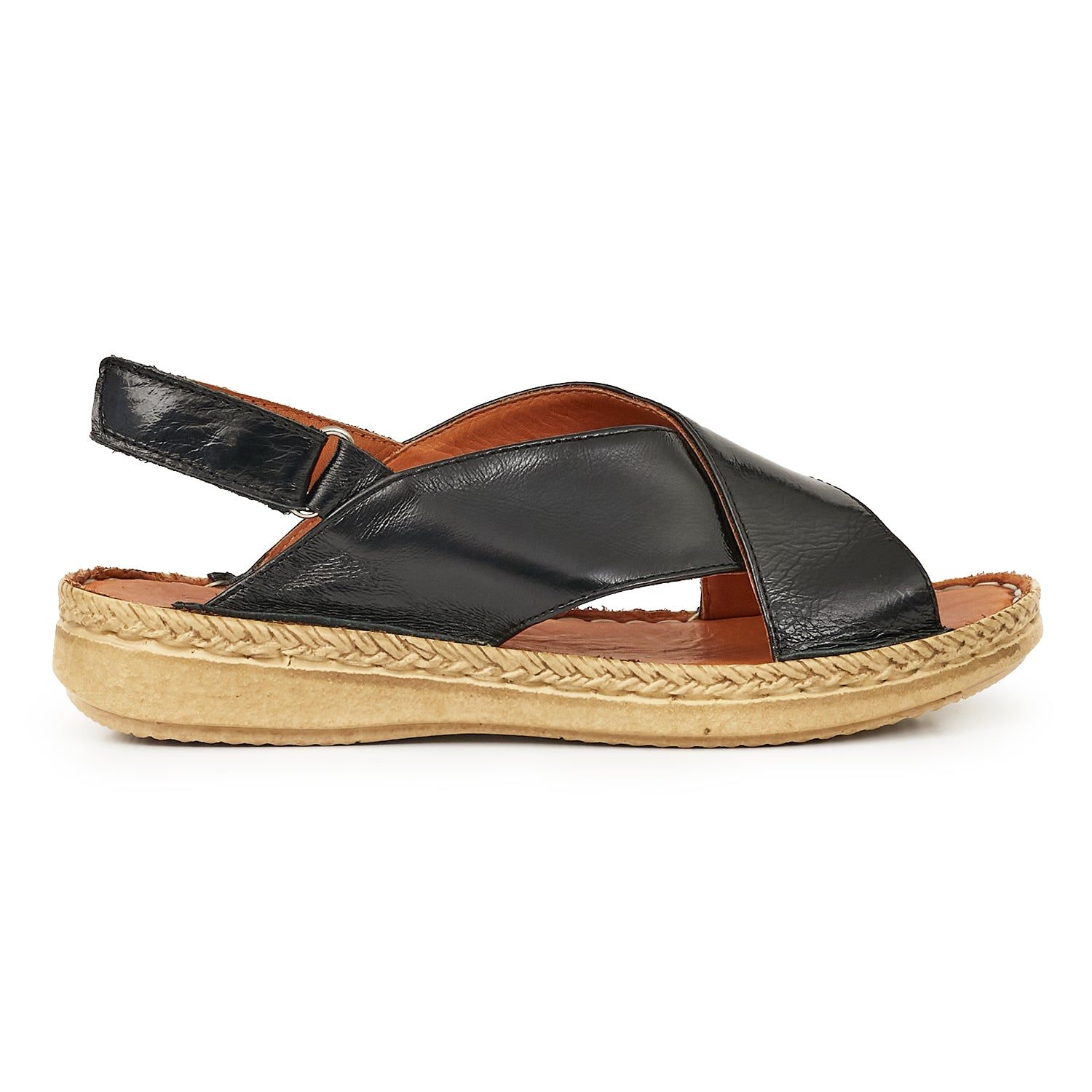 Carys es el tipo de calzado que no puede faltar en tu placard. Tiene un diseño contemporáneo que permite combinarla con cualquier look de verano. Está fabricada en un cuero genuino flexible y cuenta con una plantilla suave para que tus pies se sientan relajados todo el día. Suma un pequeño taco de altura ideal para quienes buscan opciones bajas. Lucilas con una pollera, un jean o un vestido. ¡Va con todo! Base: Goma Material Interno: Cuero Material Externo: Cuero Articulo: MCSD04930 Horma: Están Sandal Espadrille, Espadrilles, Taco, Color Negra, Jeans, Sandals, Products, Fashion, Dress