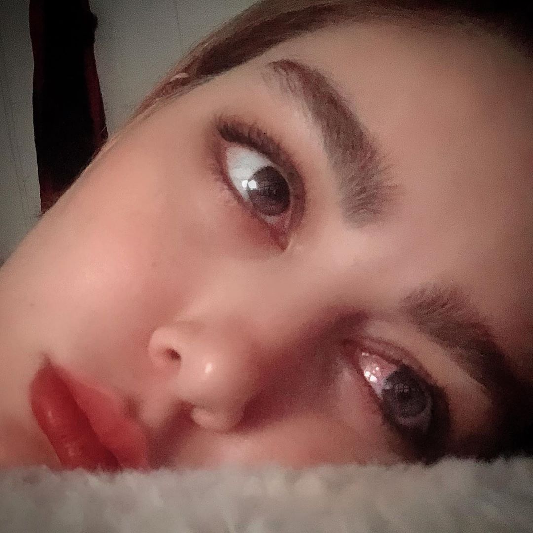 169 9k Likes 5 918 Comments سحر قريشى Sahar Ghoreyshi Saharghoreyshiofficialpage On Instagram روزها ميگذرند و من هر روز Girl Pictures Makeup Nose Ring