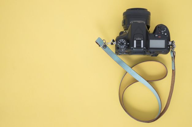 Top view of professional dslr camera on yellow background Free Photo Pink Camera, Retro Camera, Camera Lens, Science Background, Technology Background, Diy Photo Booth, Photo Booths, Pink Backdrop, Professional Camera