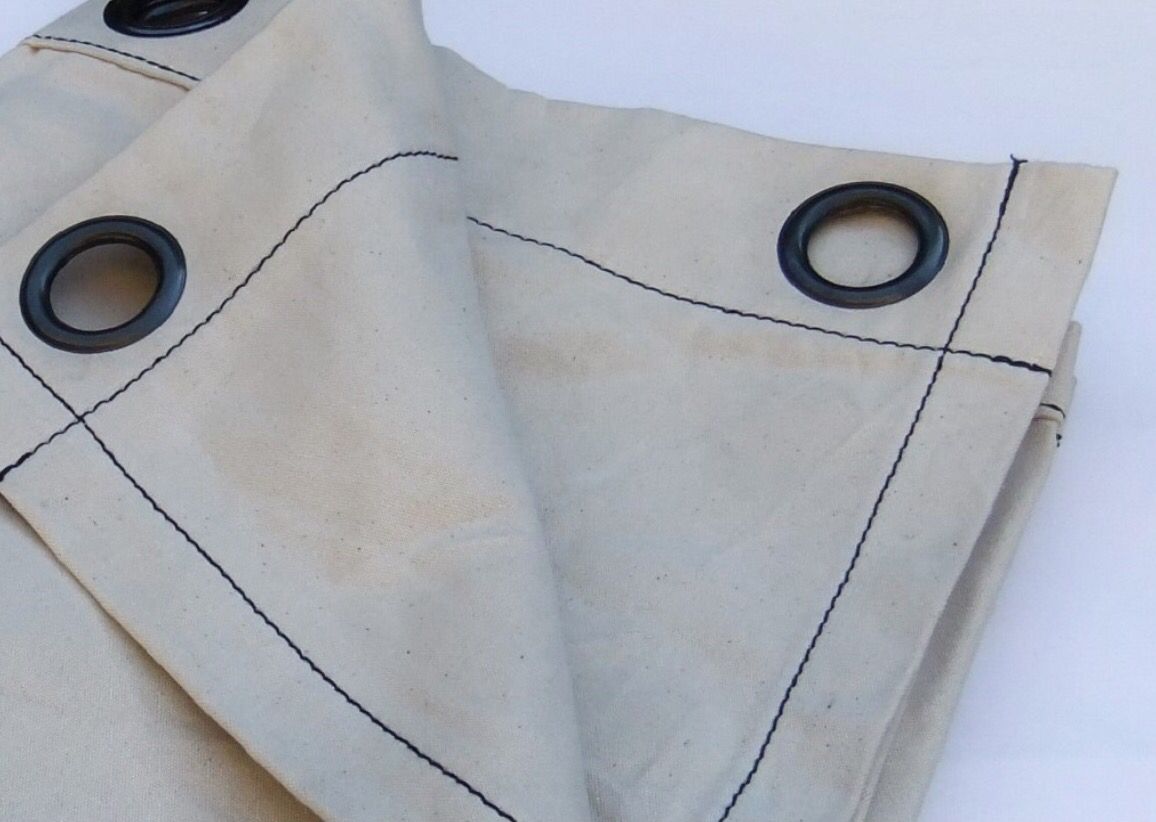 canvas gordijnen, zwart doorgestikt met zwarte ringen gepind vanaf ... canvas gordijnen, zwart doorgestikt met zwarte ringen gepind vanaf ...