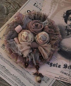 15 Ideen Blumen Substanz DIY Broschen zu Händen 2019 The post 15 Ideen Blumen ...