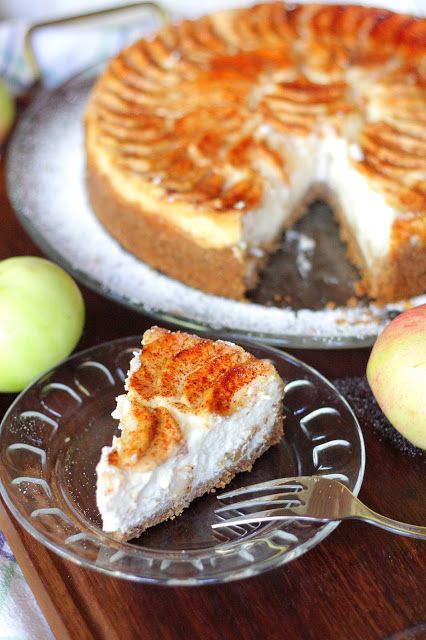 Jokin aika sitten Hulluna Leivontaan-ohjelman Eric Lanlard leipoi omena-juustokakun. Kakku sisälsi digestivepohjan, karamellisoituja omenoita,… Just Eat It, Sweet Box, Baking Sweet, Piece Of Cakes, Food Plating, Cheesecakes, Apple Pie, Loaf, Goodies