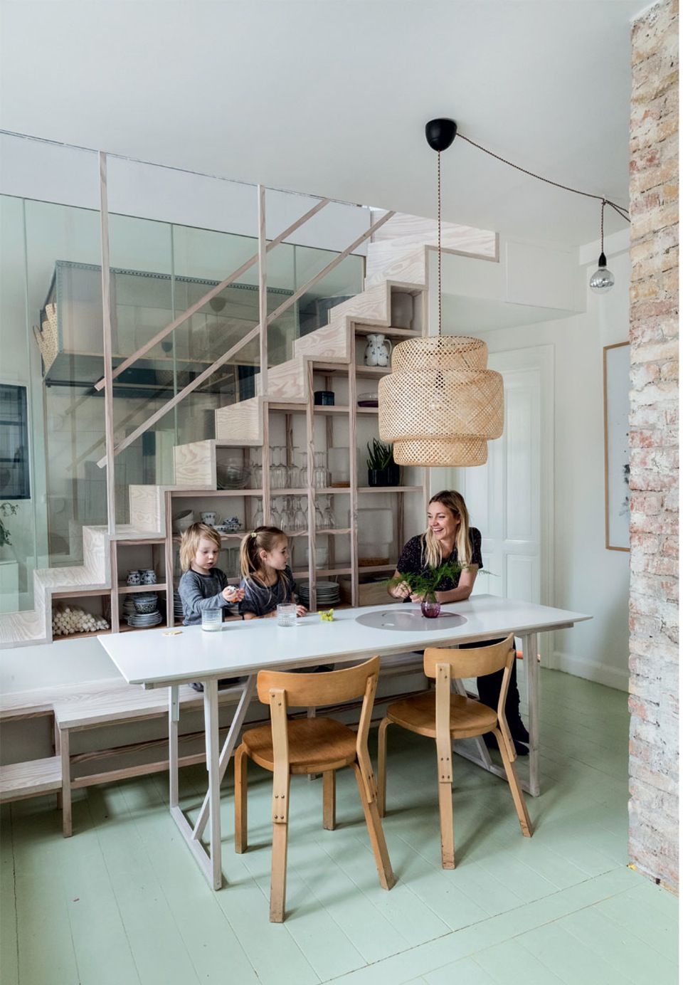 Lejlighed med innovativt design Living Dining Room, Kitchen Dining Room, Dining Room Furniture, Living Spaces, Room Chairs, Dining Area, Scandinavian Interior Design, Scandinavian Home, Green Flooring
