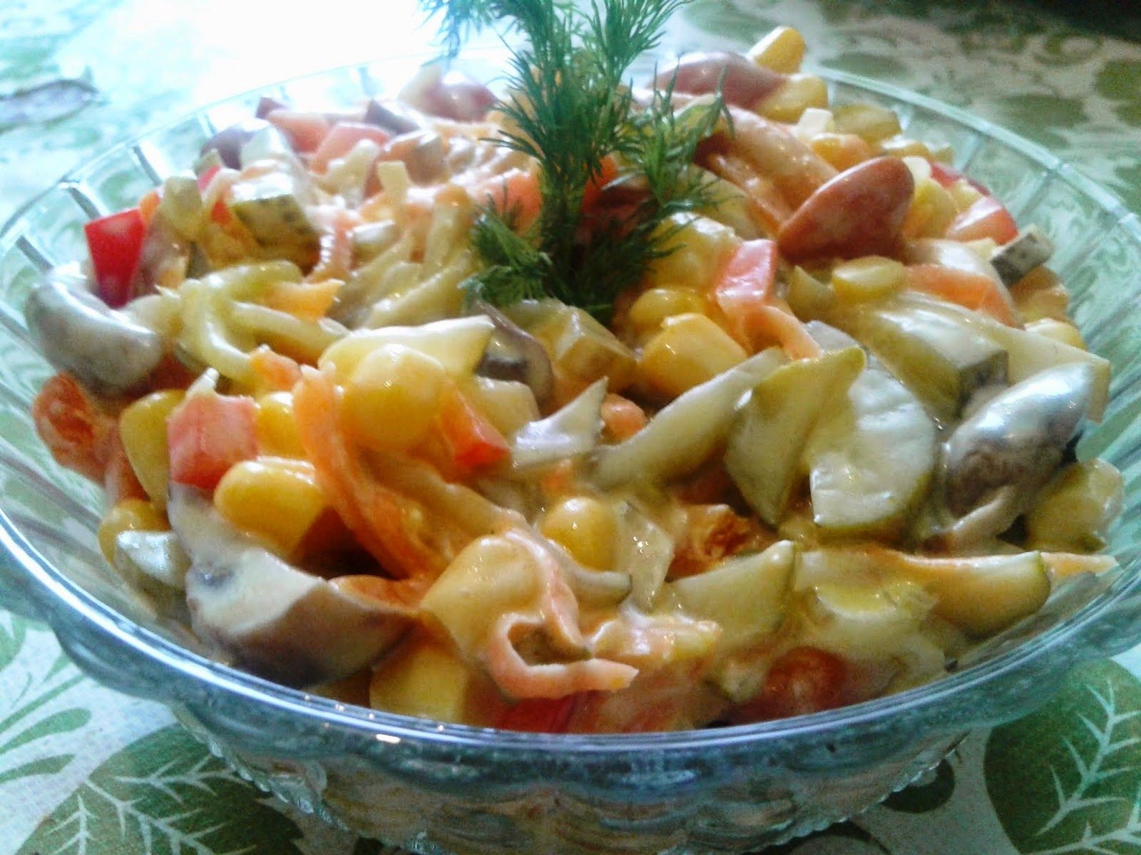 Салат с маринованными грибами и кукурузой Салат с маринованными грибами и кукурузой