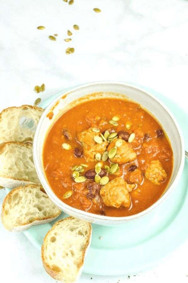 Easy Pumpkin Chili Recipe with Turkey Sausage a fall family dinner recipe. Your family will love delicious pumpkin chili with turkey sausage. Quick & Easy weeknight dinner recipe. A savory fall dinner recipe that is easy to make in 30 minutes and can be frozen for later. Easy Fall Dinner Recipes, Easy Fall Dinners, Dinner Recipes Healthy Family, Family Recipes, Fast Soup Recipes, Comfort Soup Recipes, Cheese Burger Soup Recipes, Easy Recipes, Turkey Pumpkin Chili