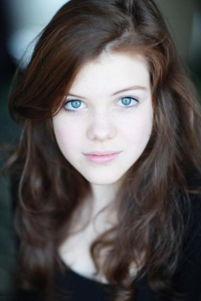 Raffey Cassidy Dark Hair Blue Eyes Brown Hair And Grey Eyes Brown Hair Blue Eyes Girl