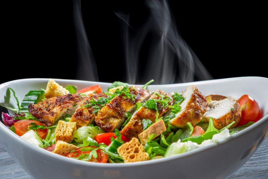 Saláta, amelyért még a férfiak is rajonganak, a husi nagyon feldobja és még jól is mutat! :) Chicken Salad Recipes, Meat Recipes, Cooking Recipes For Dinner, Good Food, Yummy Food, Spiralizer Recipes, Seafood Salad, Mediterranean Diet Recipes, Food Network Recipes