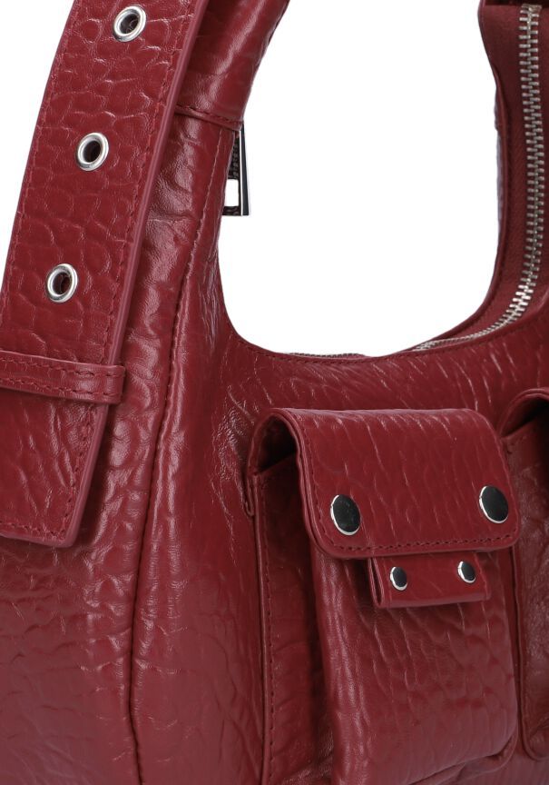 Deze super stoere schoudertas Sally Small NEW Zealand is van het merk Núnoo en is een ware musthave! Deze bordeaux rode tas is uitgewerkt in hoogwaardig, gestructureerd kalfsleer met opvallende zilverkleurige details. De tas heeft op de voorzijde twee opgestikte vakjes en een ruim hoofdvak die te openen en sluiten is met een lange zilverkleurige U-rits. De tas heeft een binnenvoering van textiel met een ruim steekvak en ritsvak voor al je kleine essentials. Dit trendy item heeft een vast schoude Balenciaga City Bag, Sally, New Zealand, Dame, Riding, Shoulder Bag, Products, Fashion, Moda