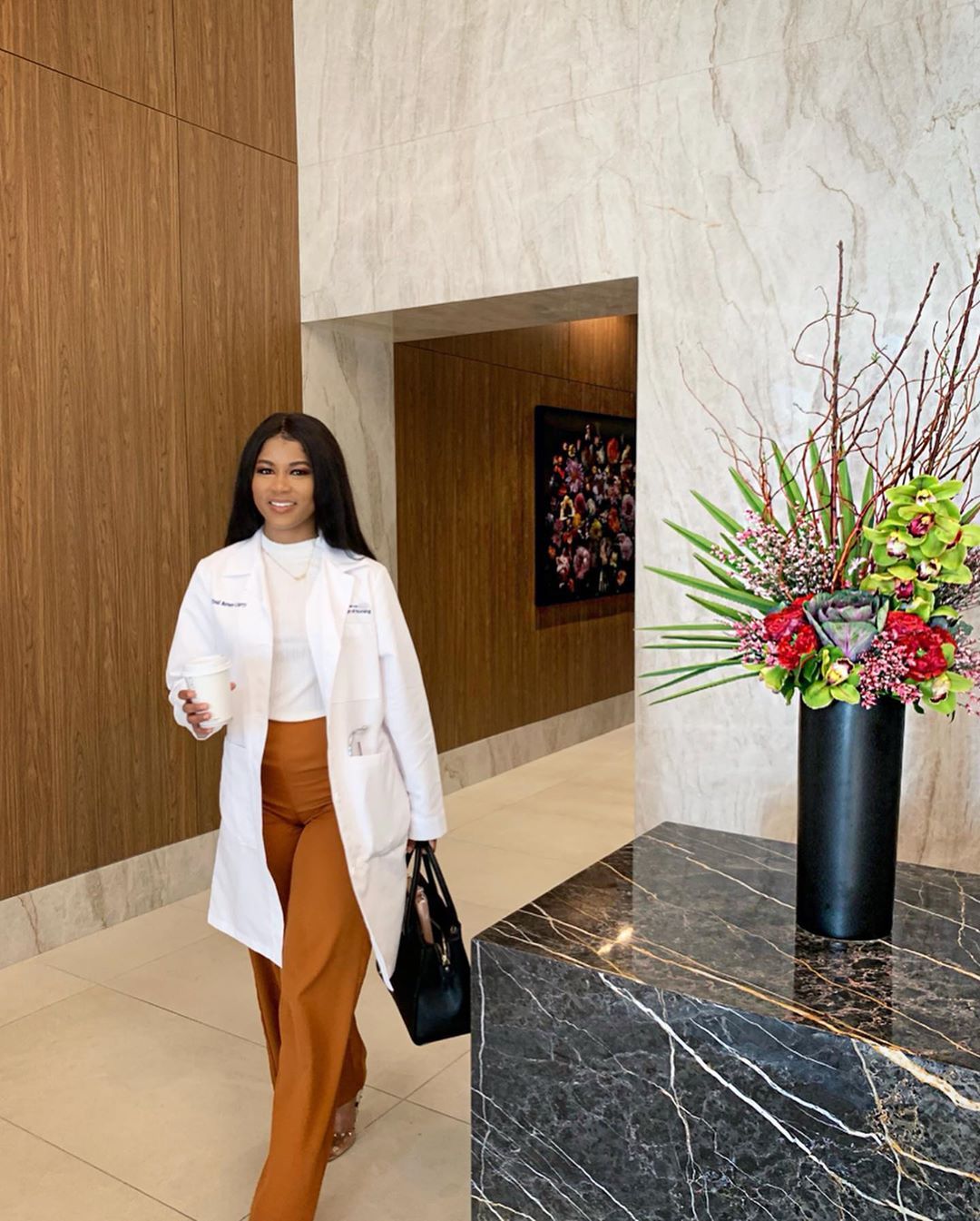 Renee on Instagram: “I’m walking in the light of my own purpose and coming after everything I said I would ✨ • • • • • First day of clinical and seeing patients…” White Coat Ceremony Outfit, White Coat Outfit, Professional Outfits, Business Casual Outfits, Classy Outfits, Formal Outfits, Formal Wear, Doctor White Coat, Doctor Coat